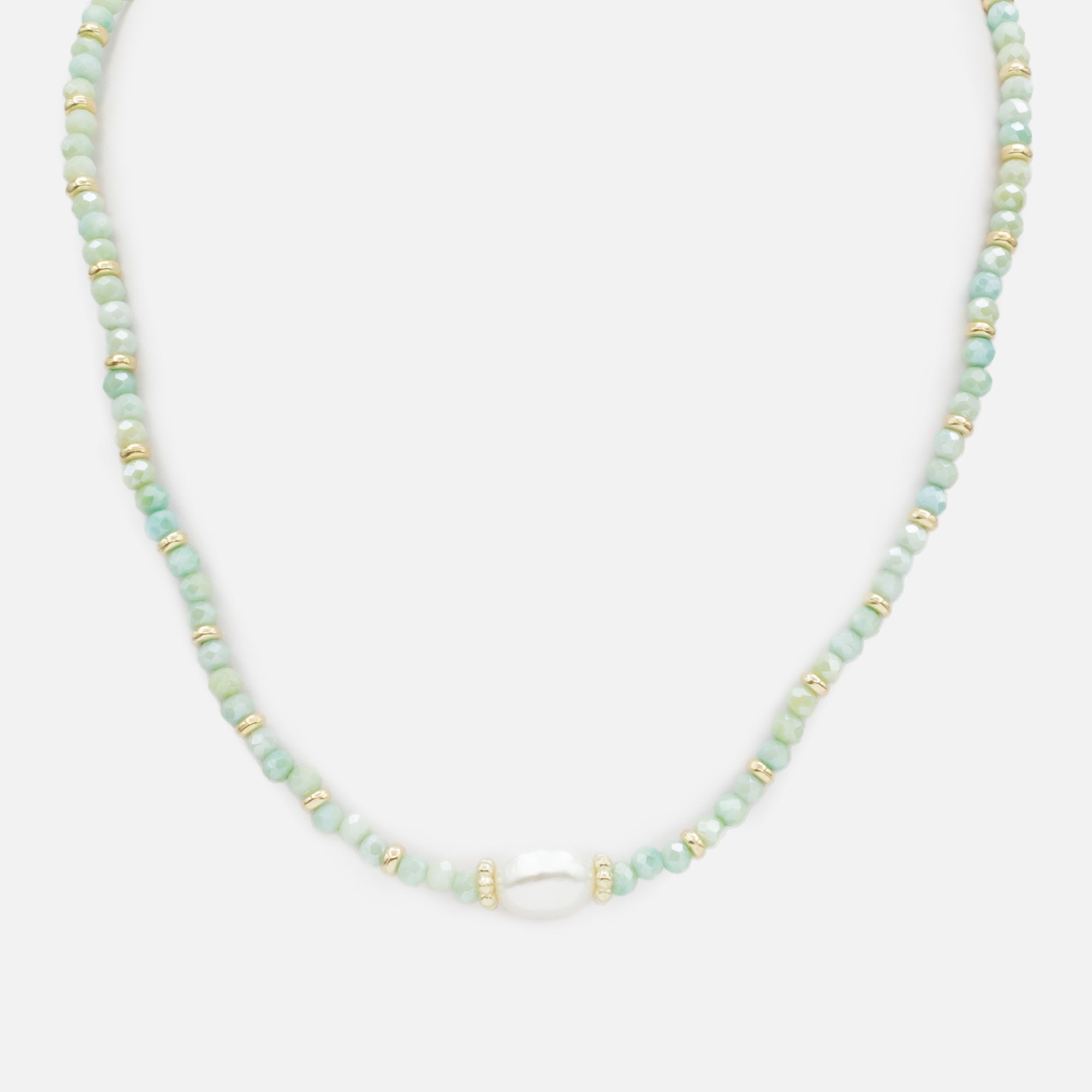Collier doré avec billes vertes et perle