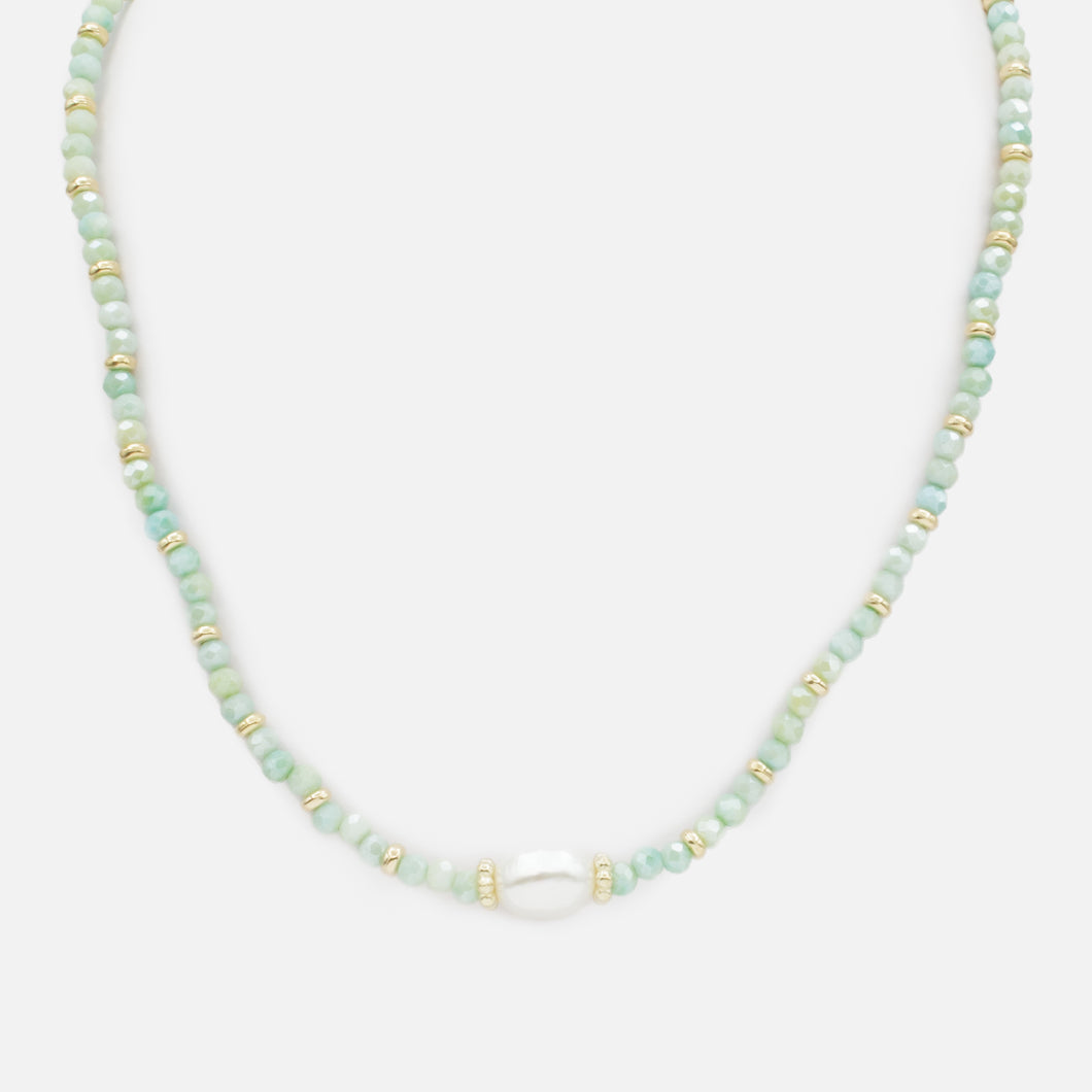 Collier doré avec billes vertes et perle