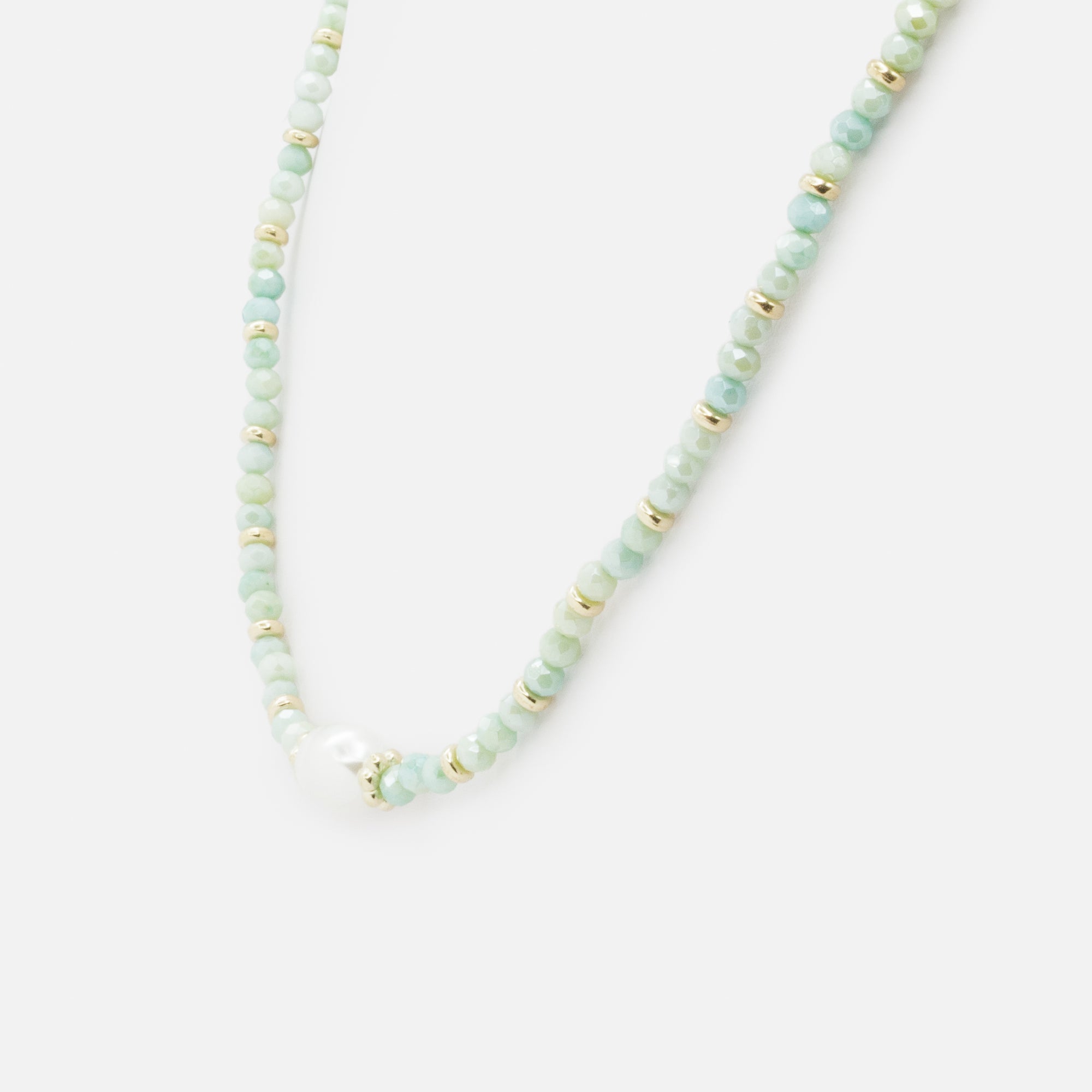 Collier doré avec billes vertes et perle