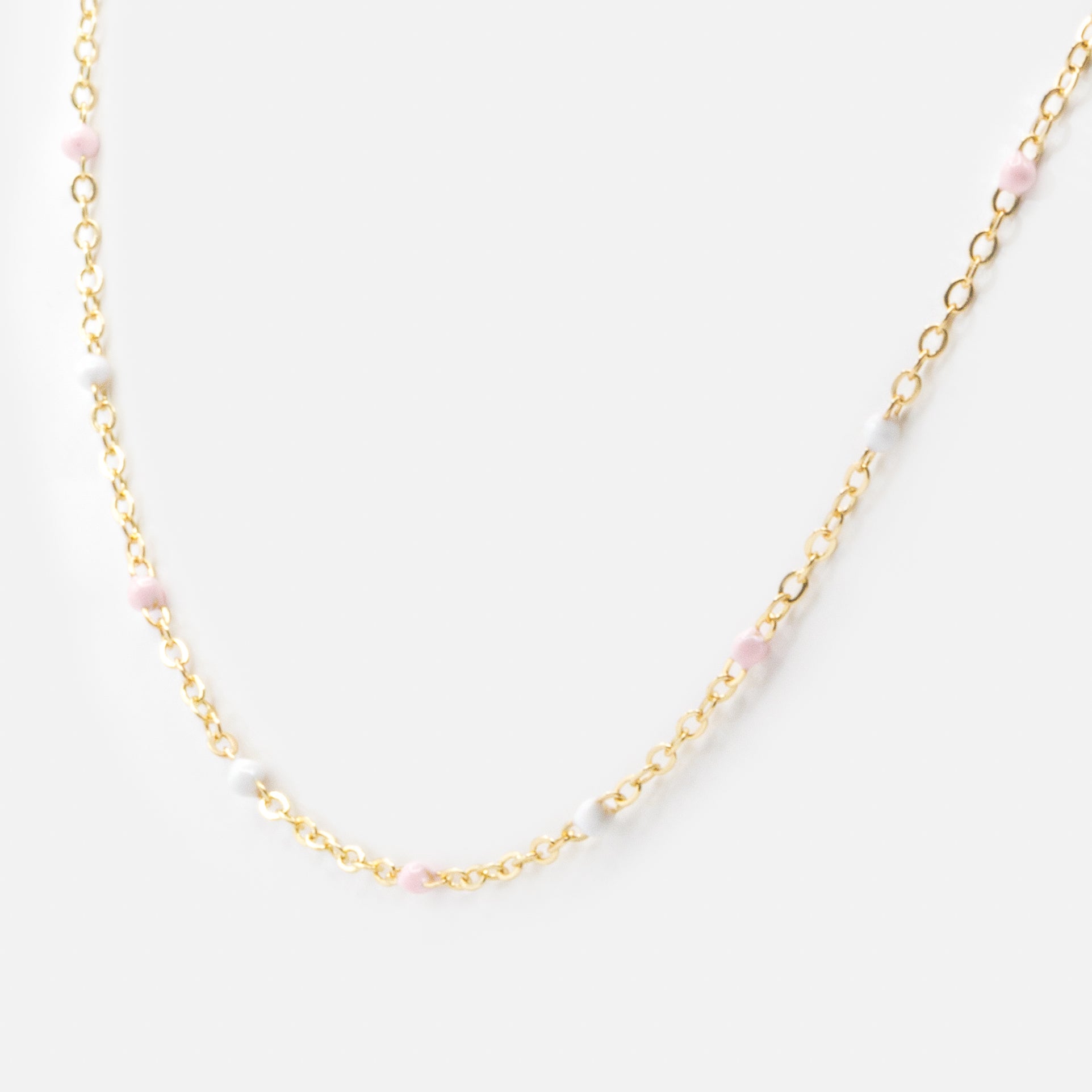 Collier doré avec billes roses et blanches