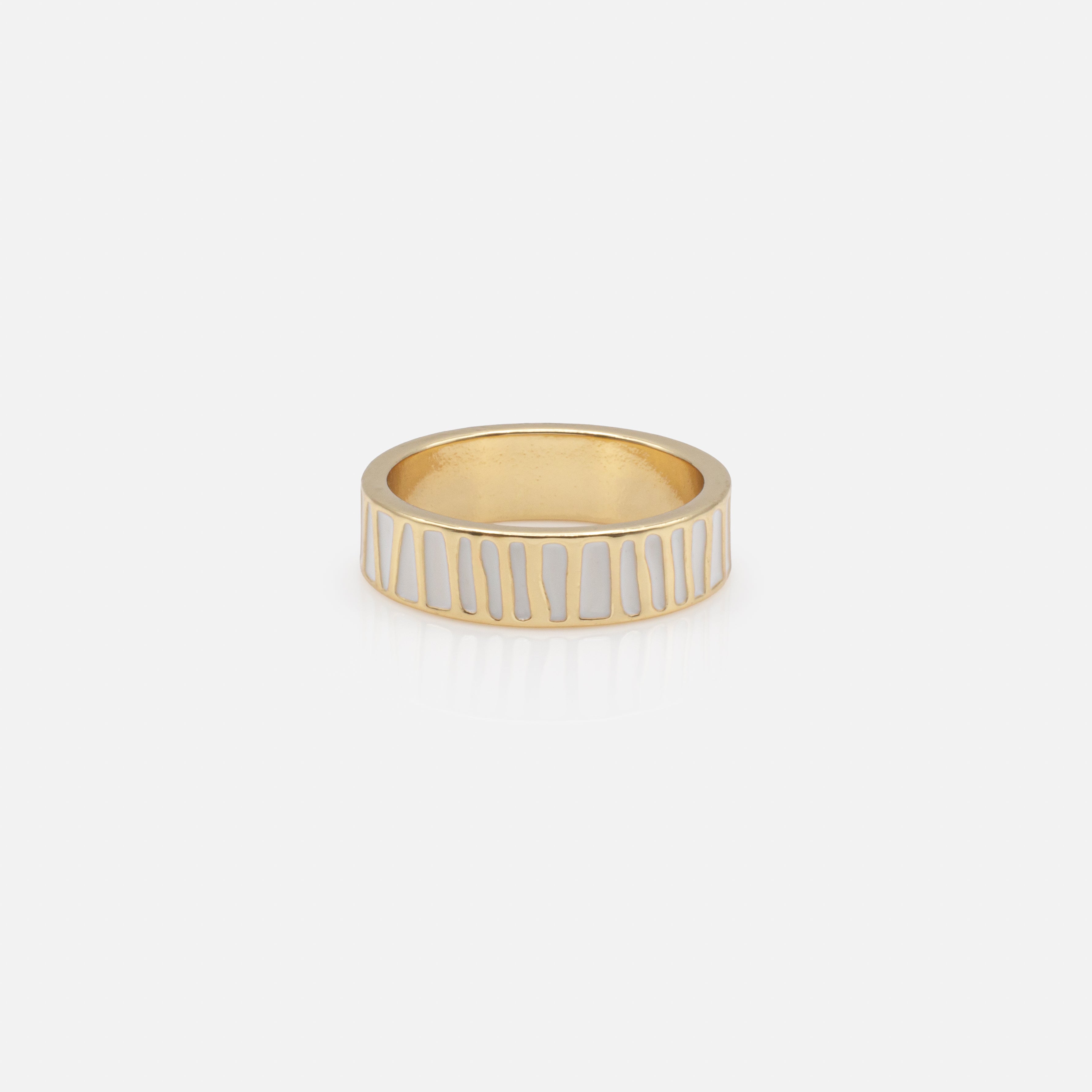 Bague dorée à motifs blancs