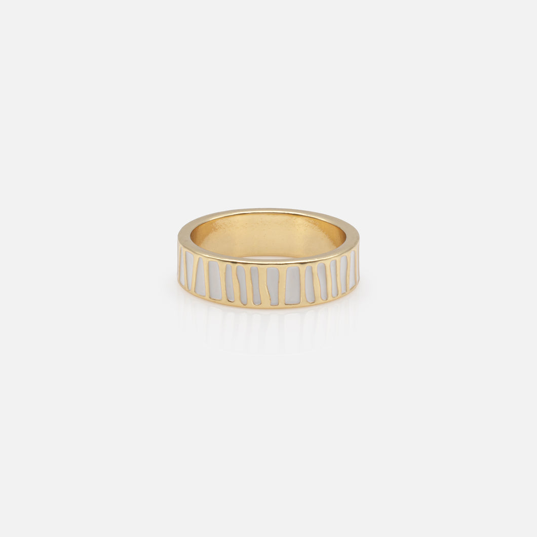 Bague dorée à motifs blancs