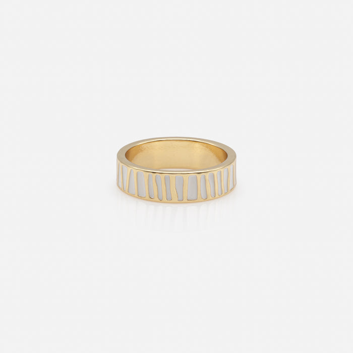 Bague dorée à motifs blancs