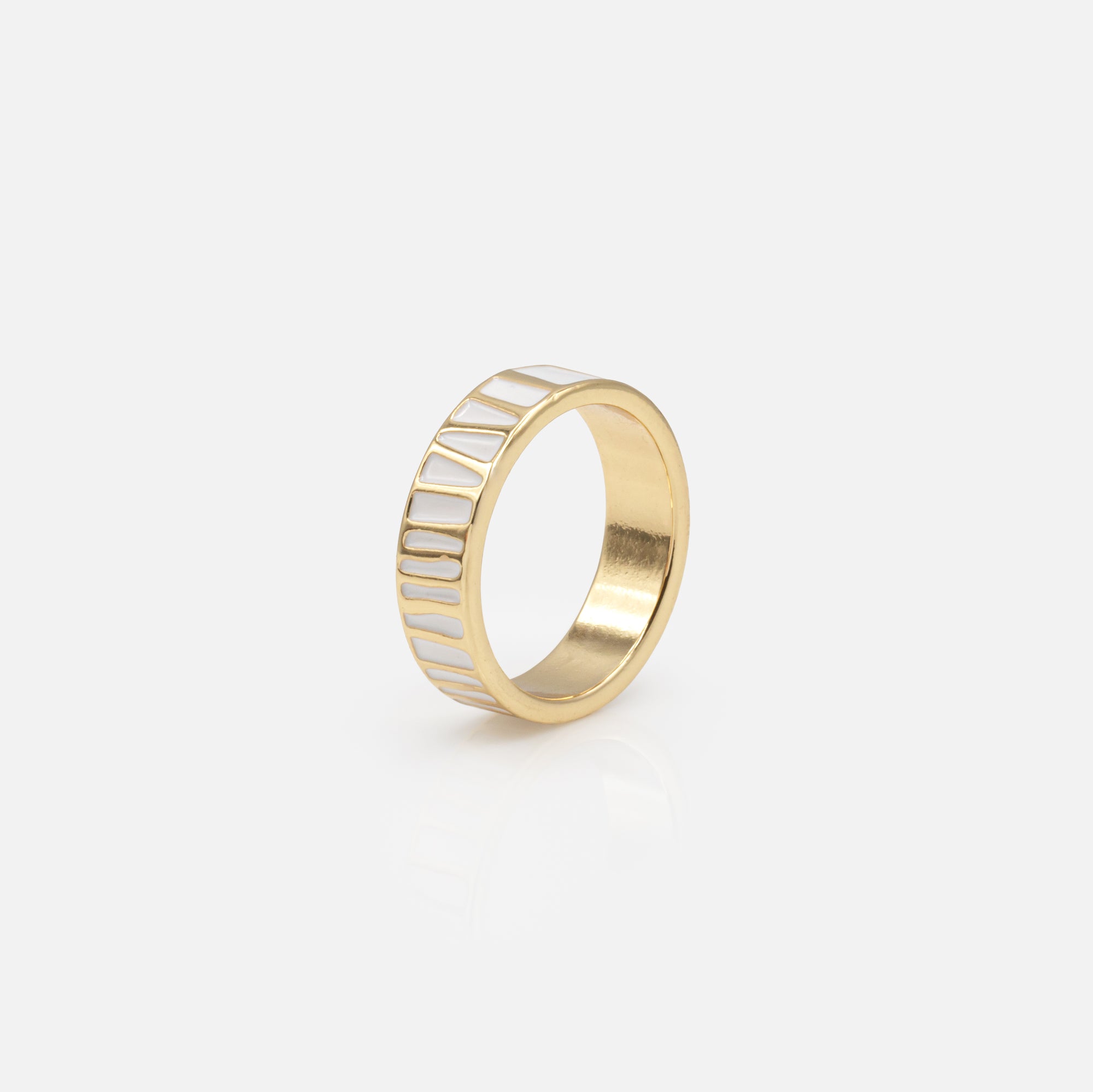 Bague dorée à motifs blancs