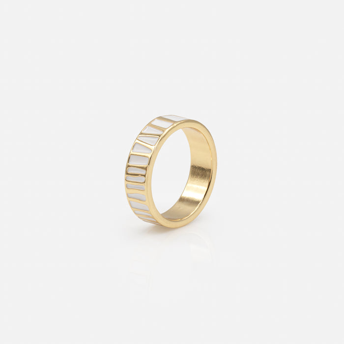 Bague dorée à motifs blancs