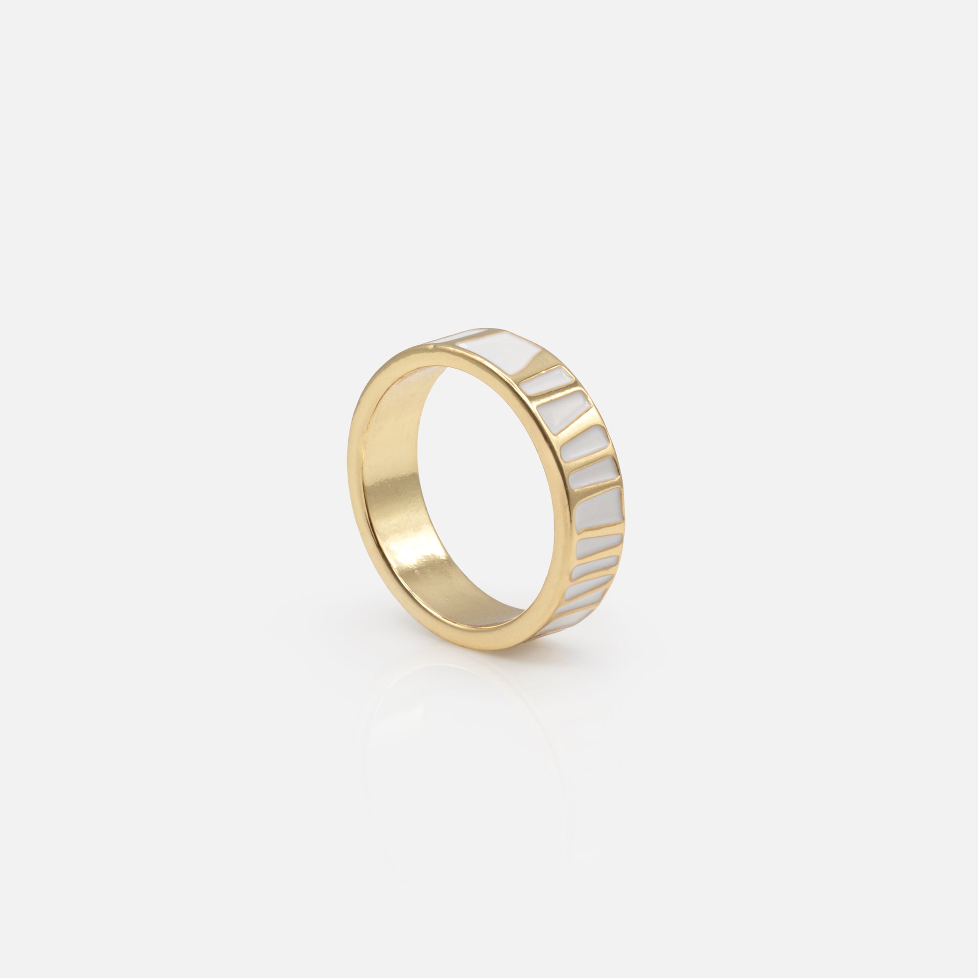 Bague dorée à motifs blancs