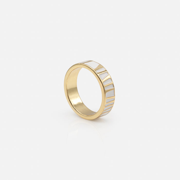 Bague dorée à motifs blancs