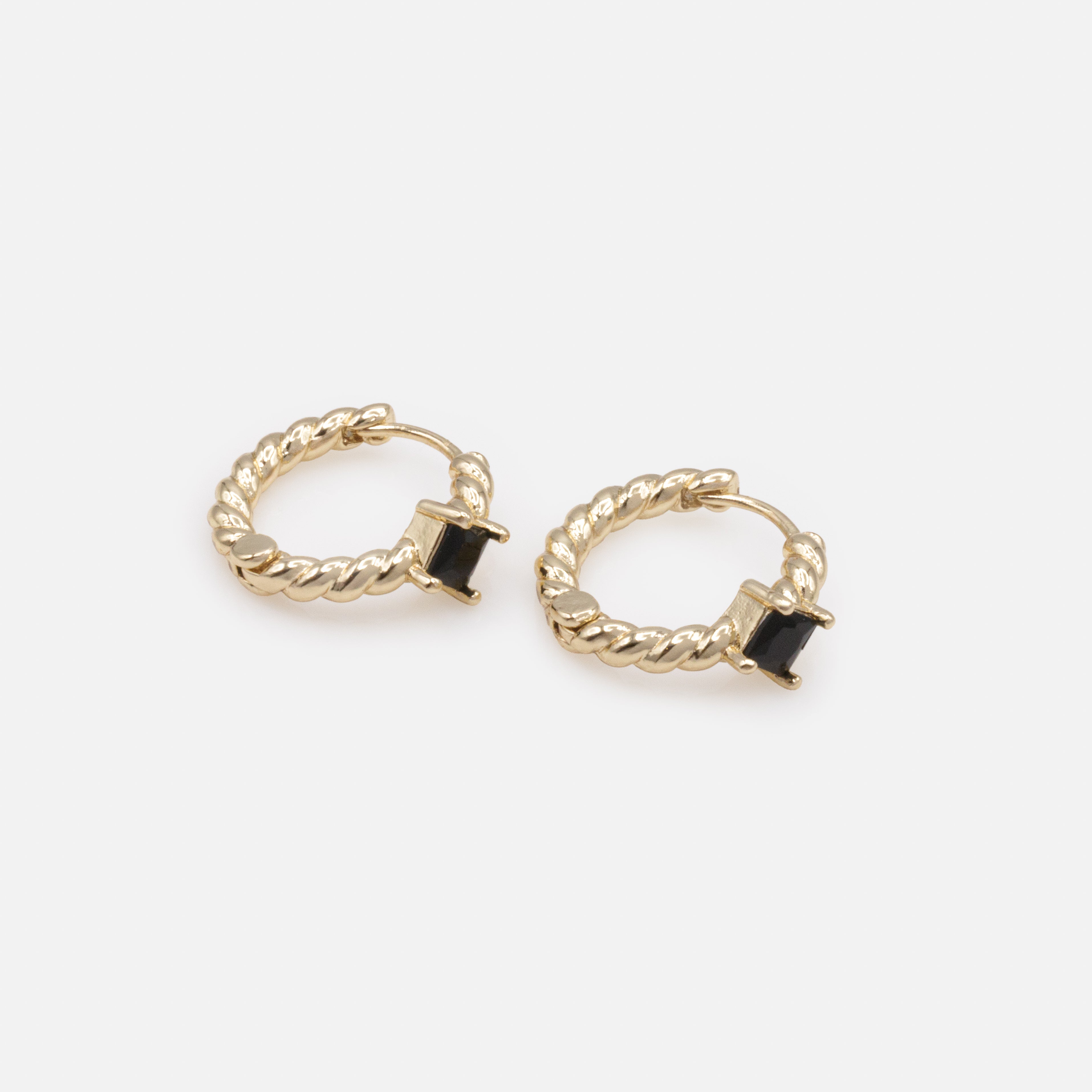 Boucles d'oreilles huggies dorées torsadées avec pierre noire