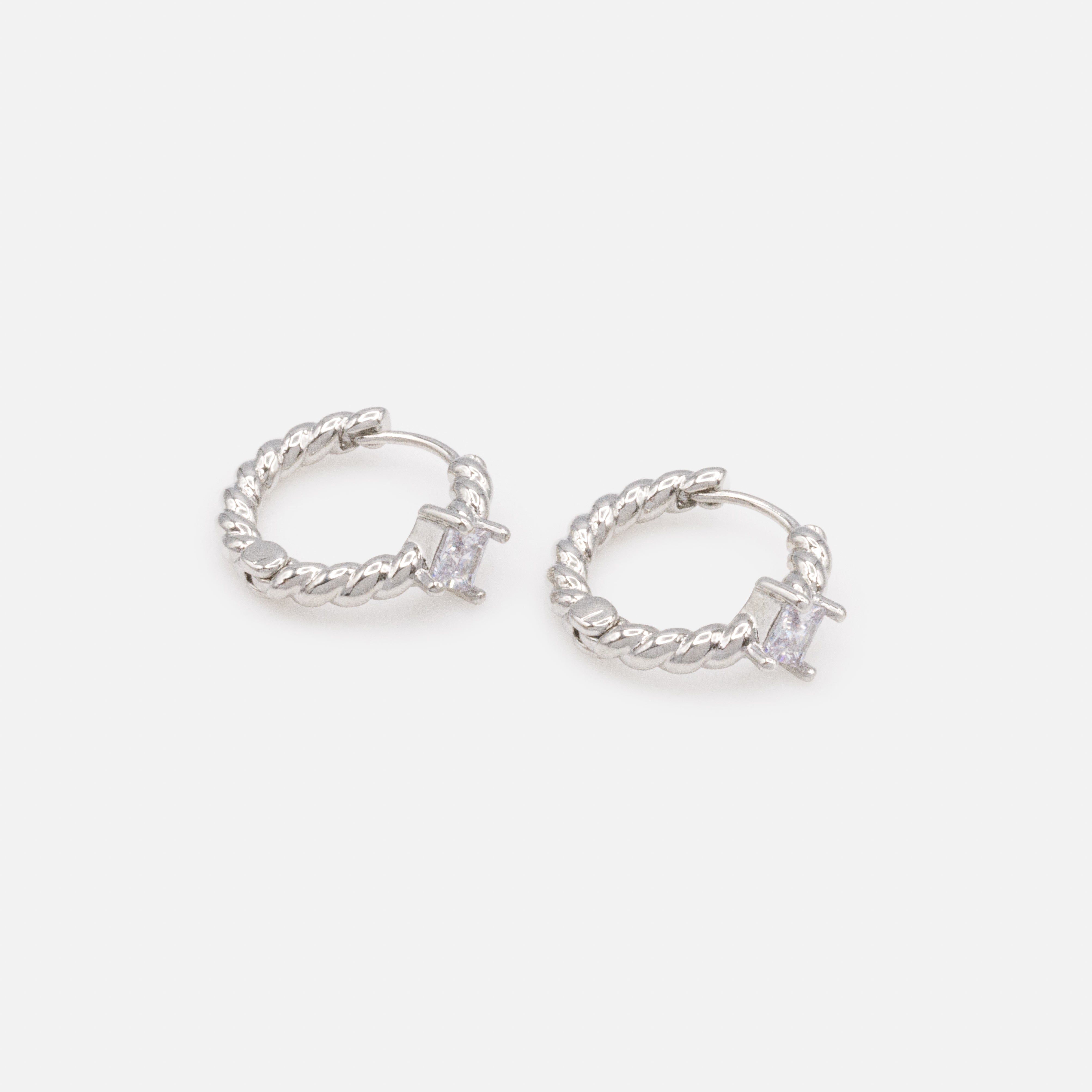 Boucles d'oreilles huggies argentées torsadées avec pierre translucide