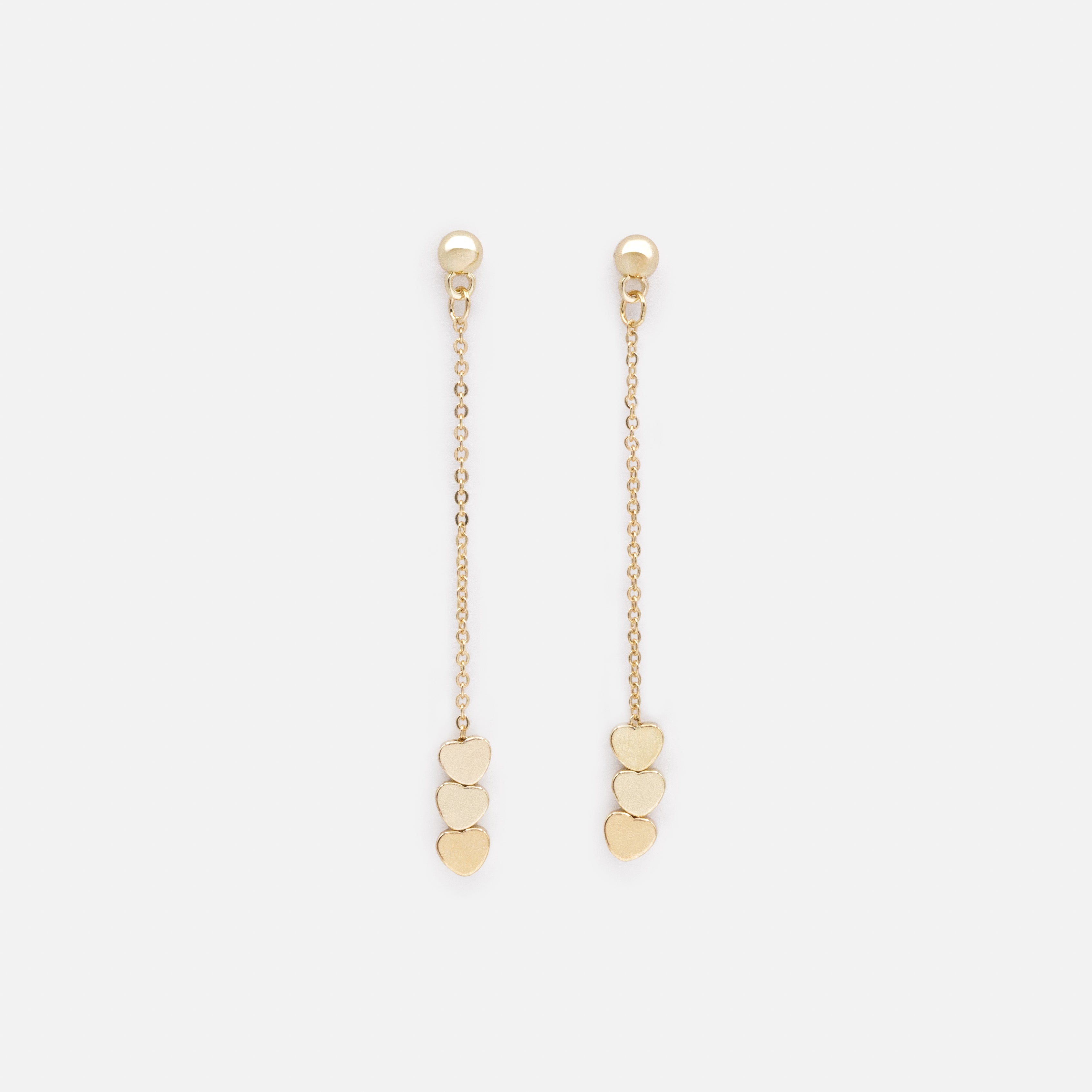 Longues boucles d'oreilles dorées avec trio de cœurs plats