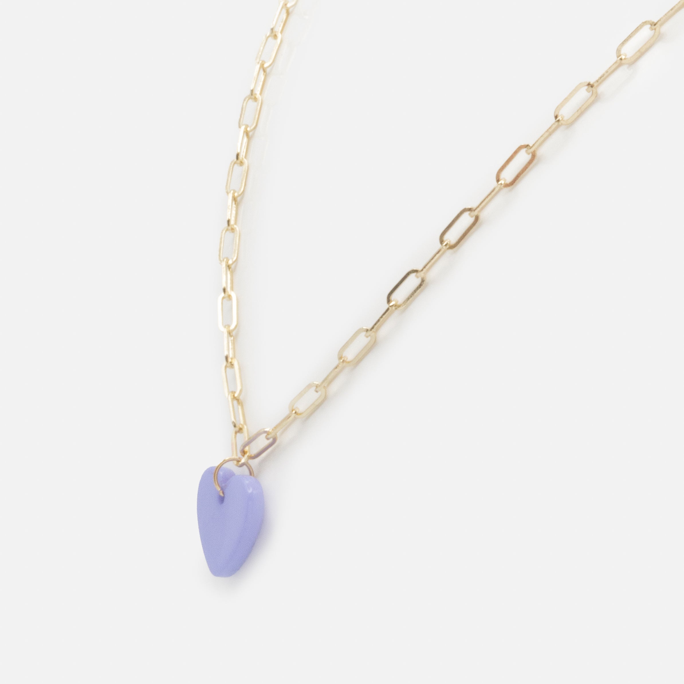 Collier doré à mailles trombone breloque cœur en acétate lilas