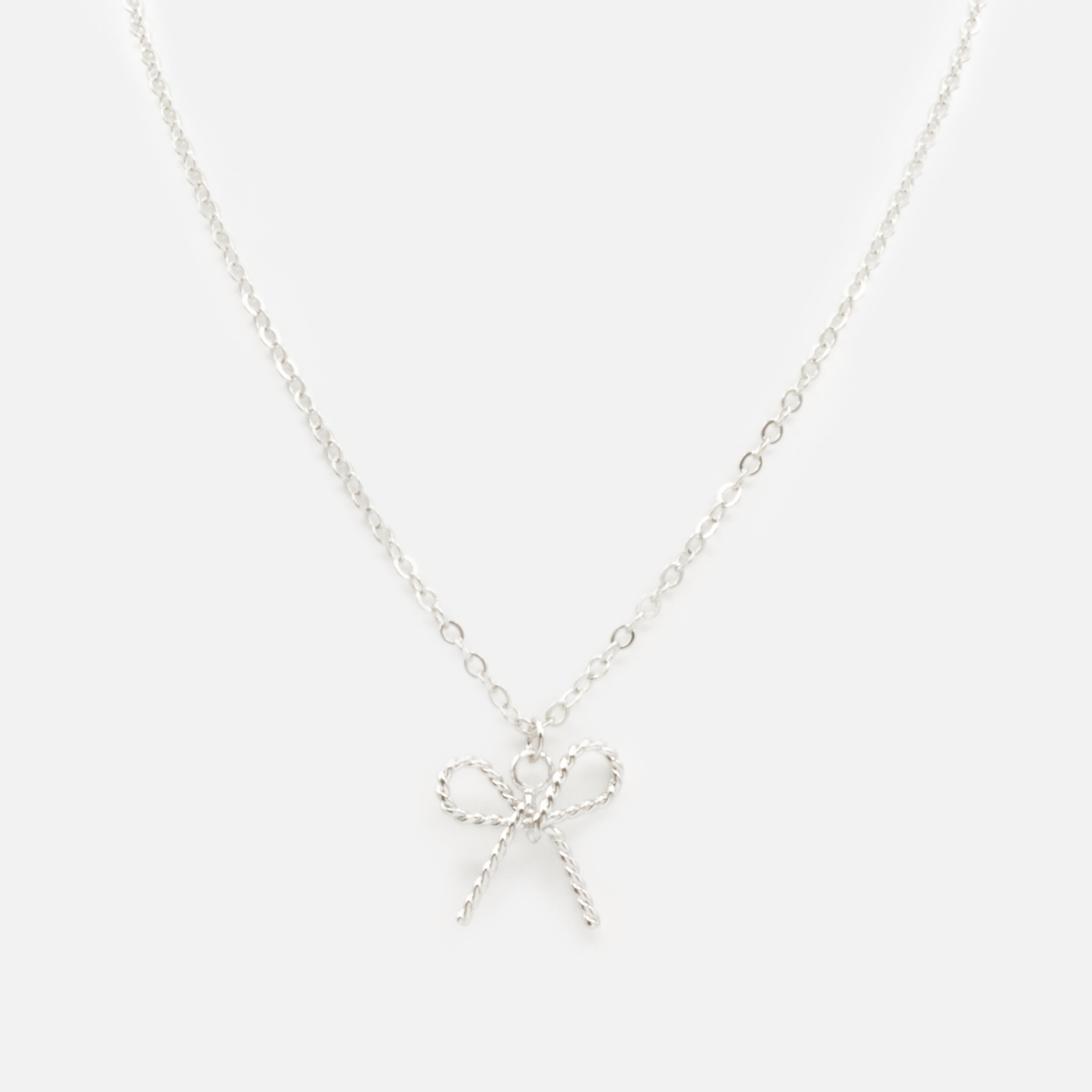 Collier argenté breloque en forme de boucle