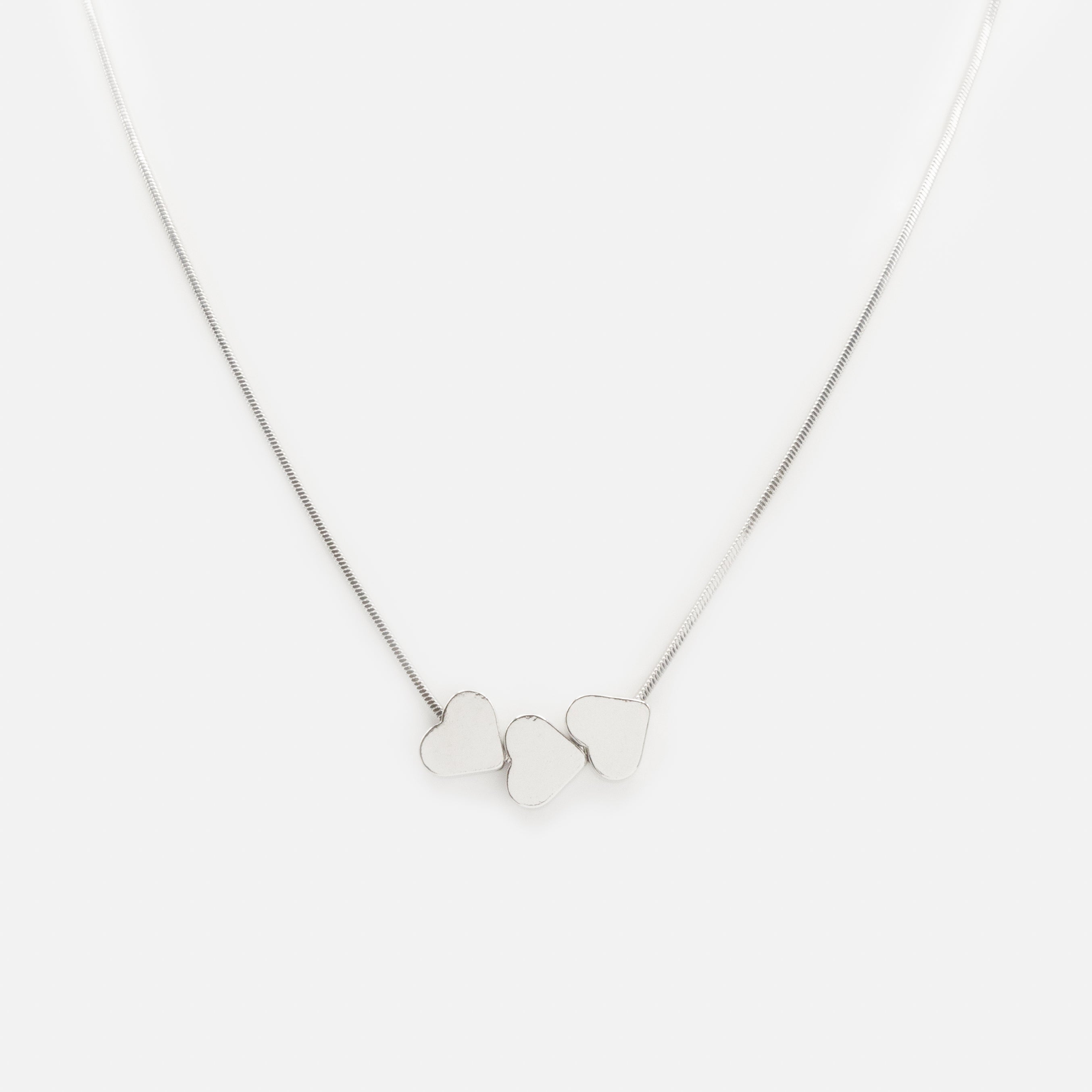 Collier argenté avec trio de cœurs plats