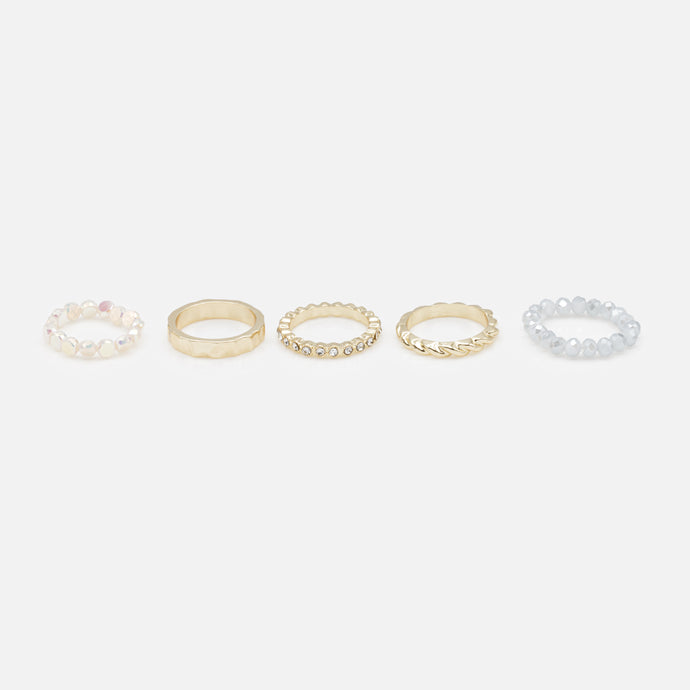 Ensemble de trois bagues dorées et deux bagues extensibles