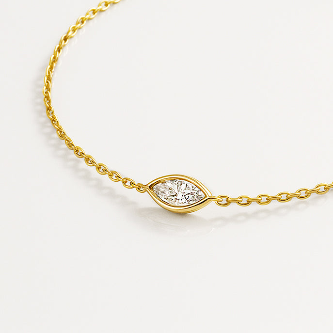 Bracelet en or 10 carats serti d'un zircon cubique taillé en marquise