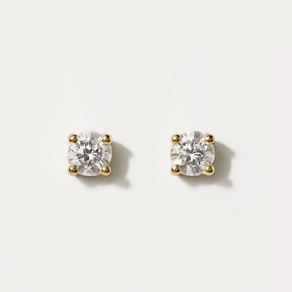 Boucles d’oreilles serties d'un zircon cubique rond 2,5 mm avec tige en or 14 carats