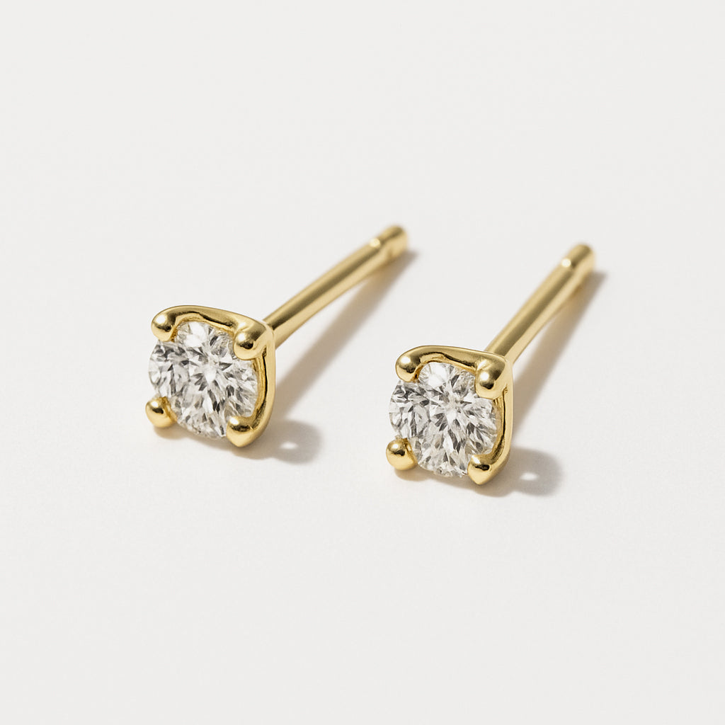 Boucles d’oreilles serties d'un zircon cubique rond 2,5 mm avec tige en or 14 carats