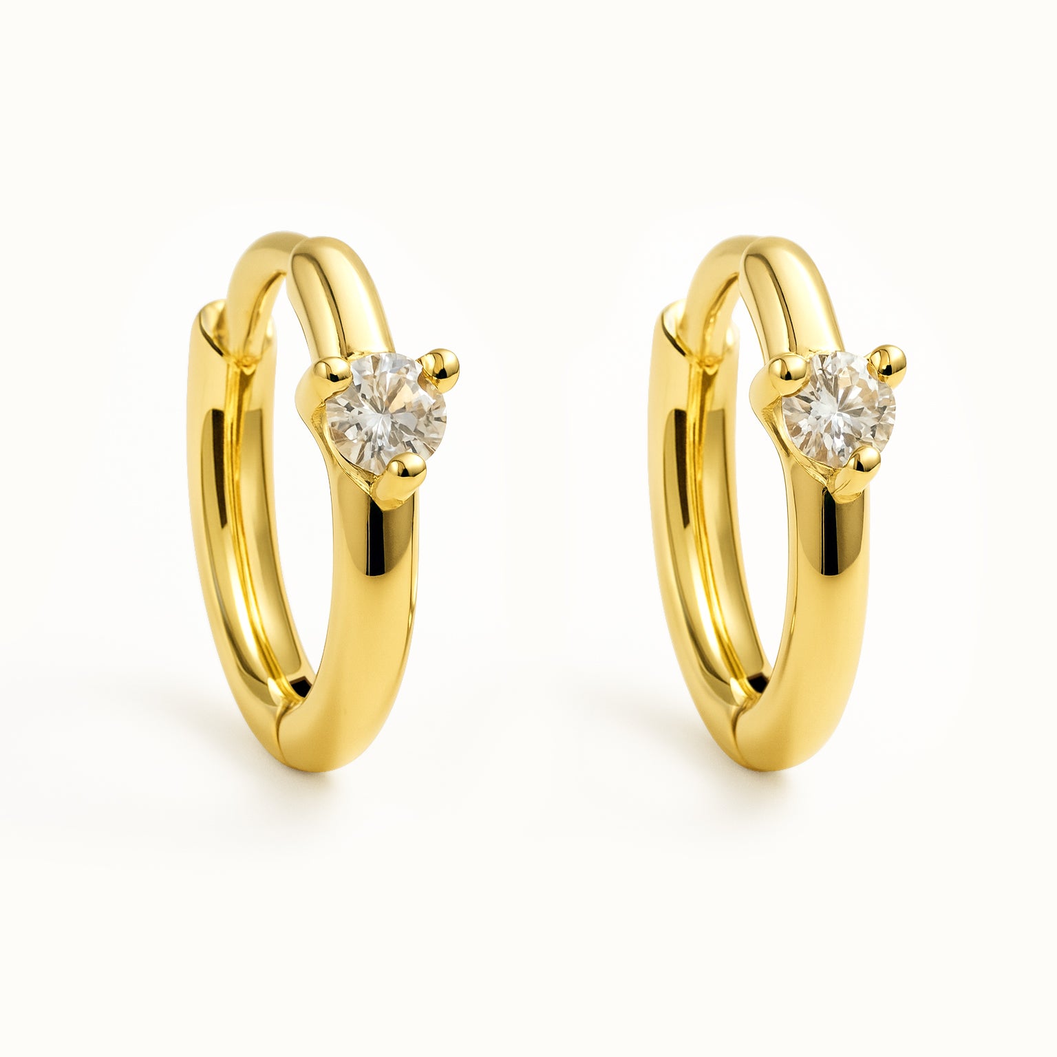 Très petites boucles d'oreilles huggies 9 mm en or vermeil serties d'un zircon cubique