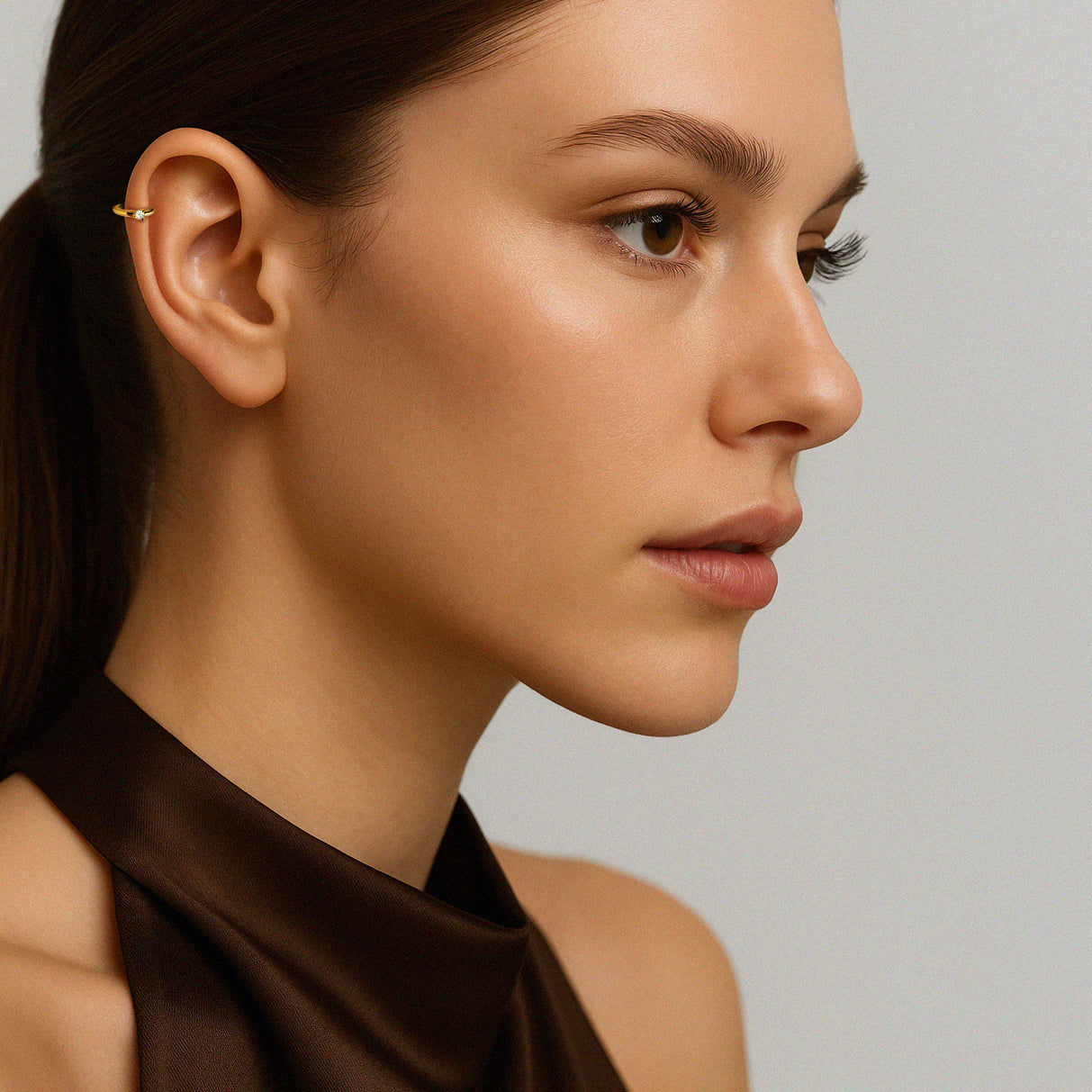 Très petites boucles d'oreilles huggies 9 mm en or vermeil serties d'un zircon cubique