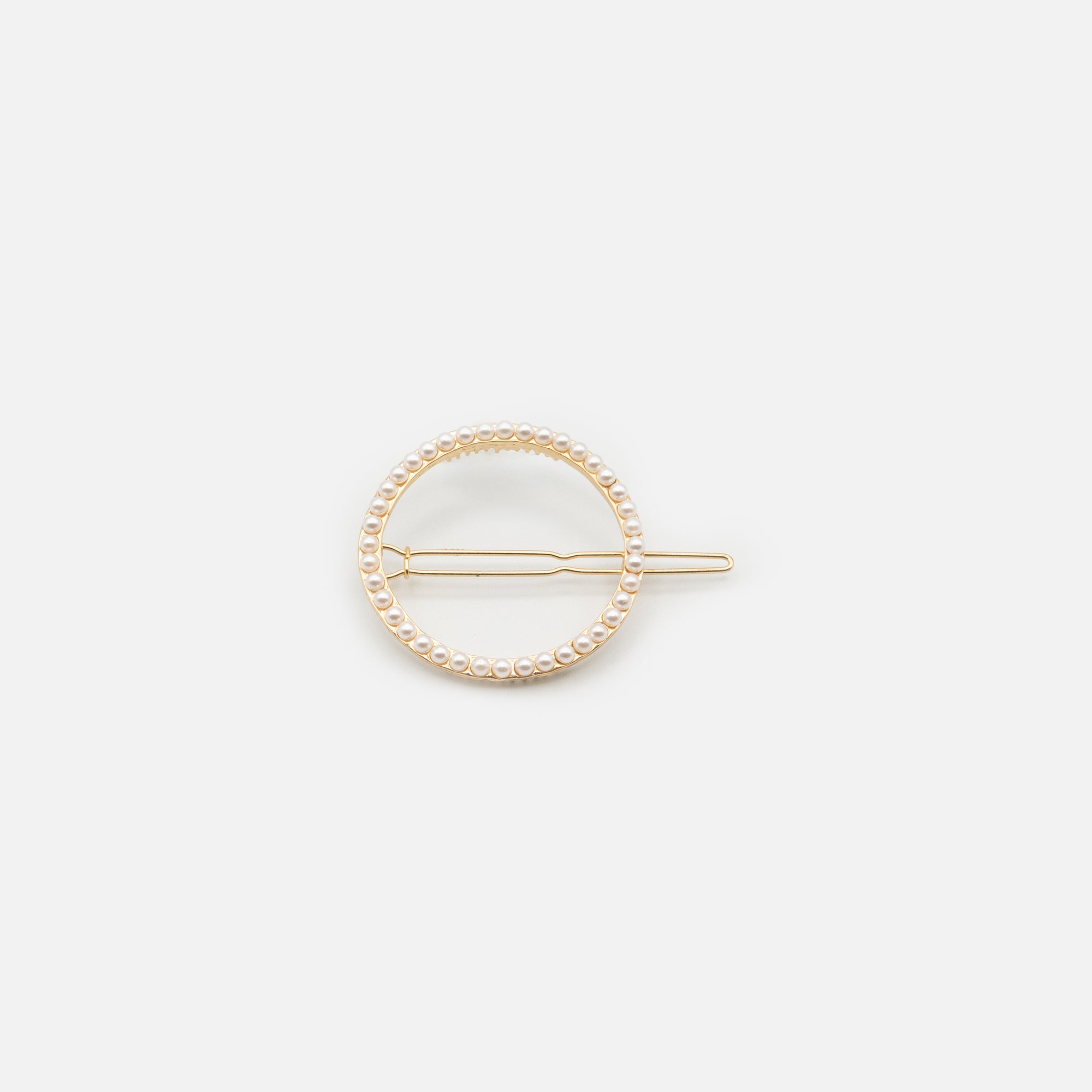 Circular golden clip with pearls