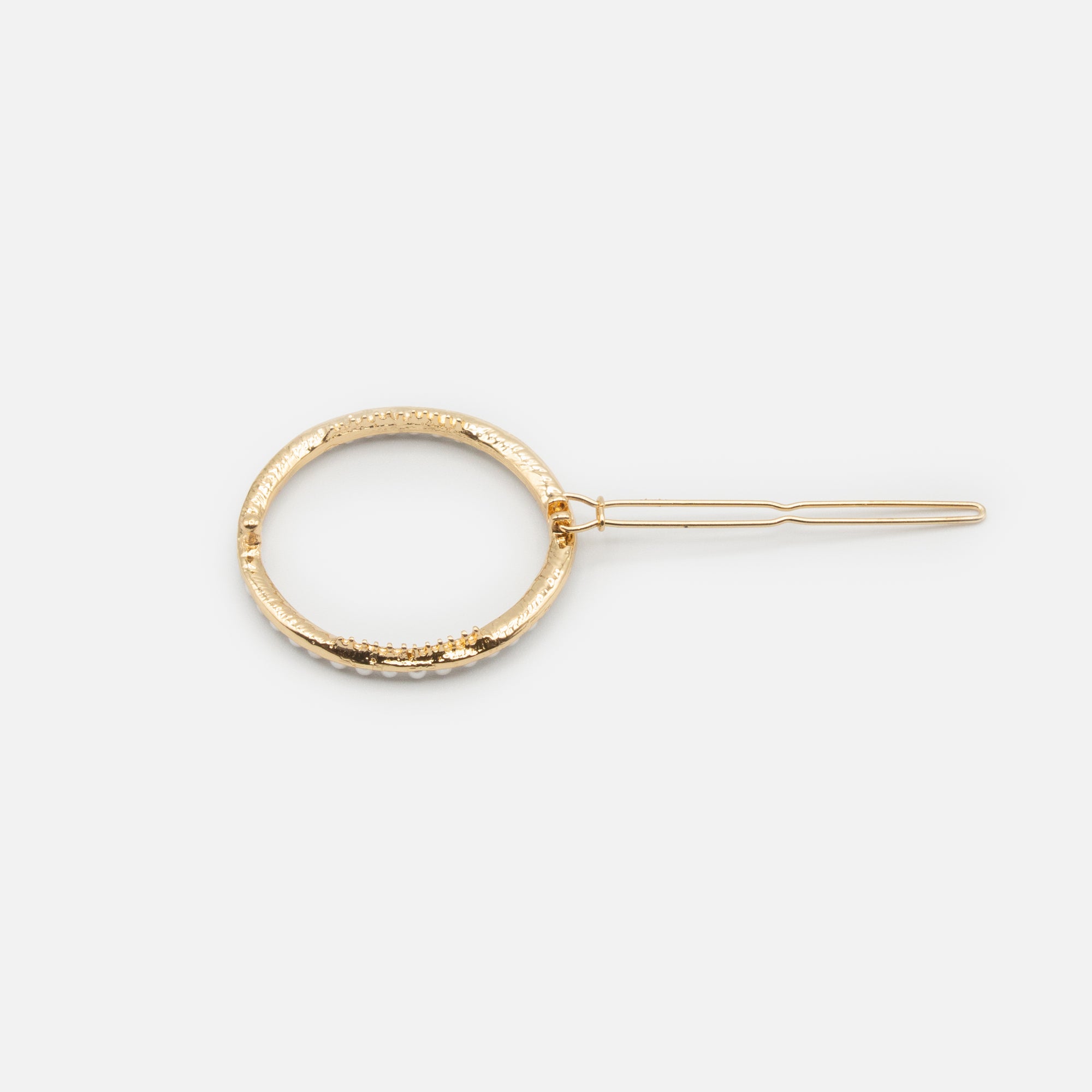 Circular golden clip with pearls