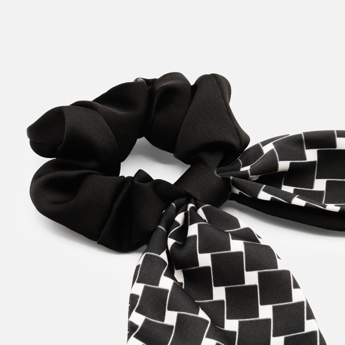 Chouchou noir avec boucle et motif géométrique