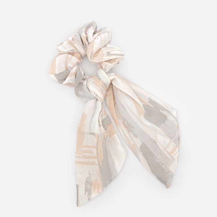 Chouchou blanc à boucle avec taches grises et pêche