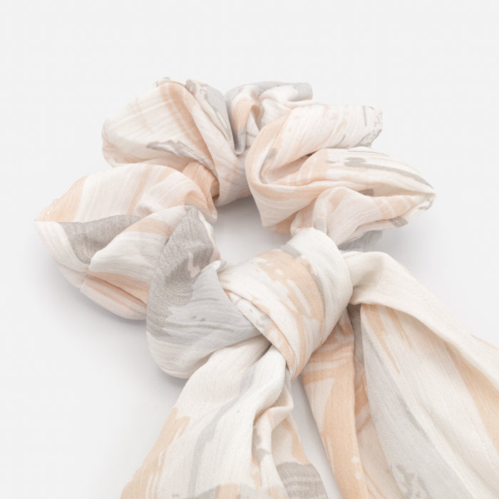 Chouchou blanc à boucle avec taches grises et pêche