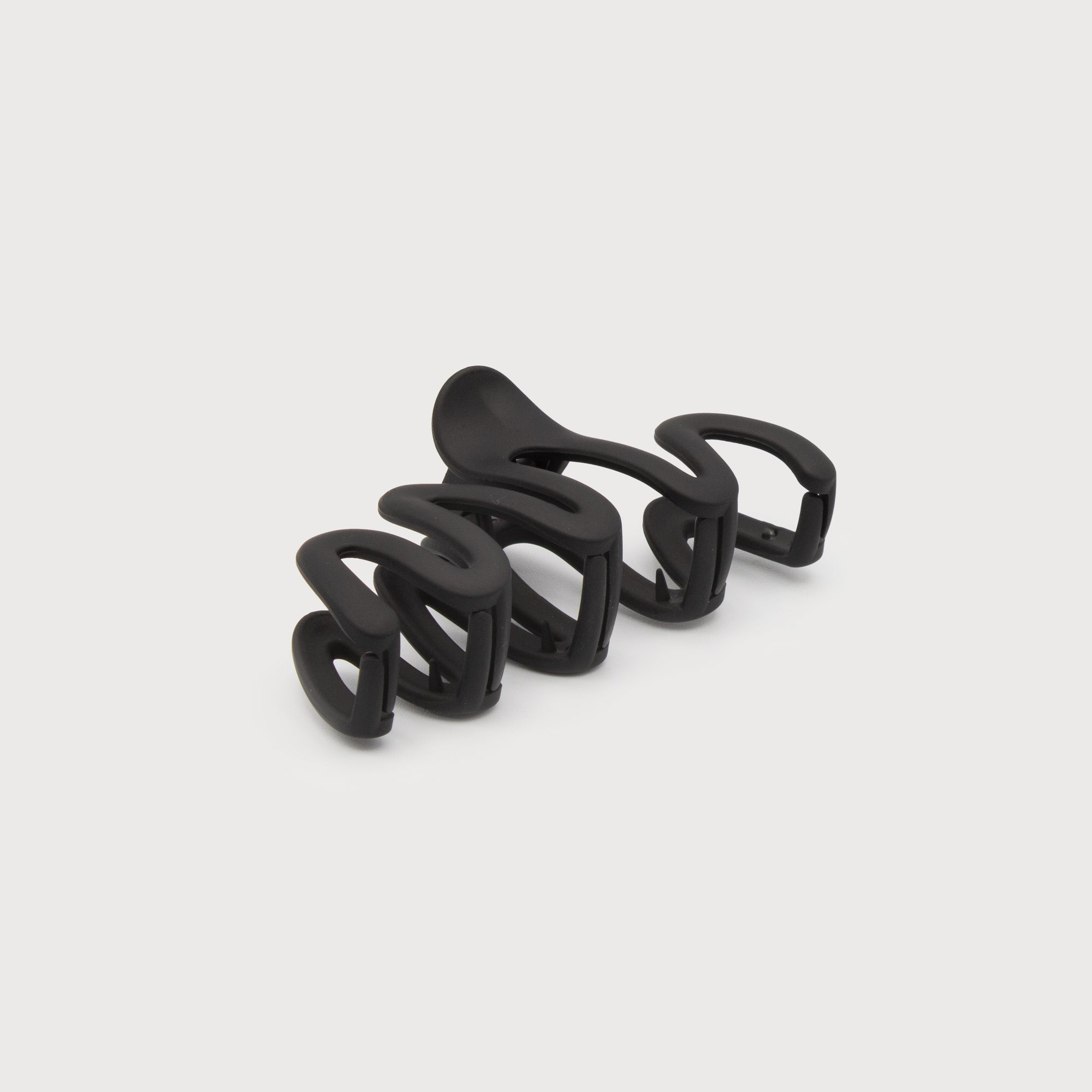 Very large black wavy clip