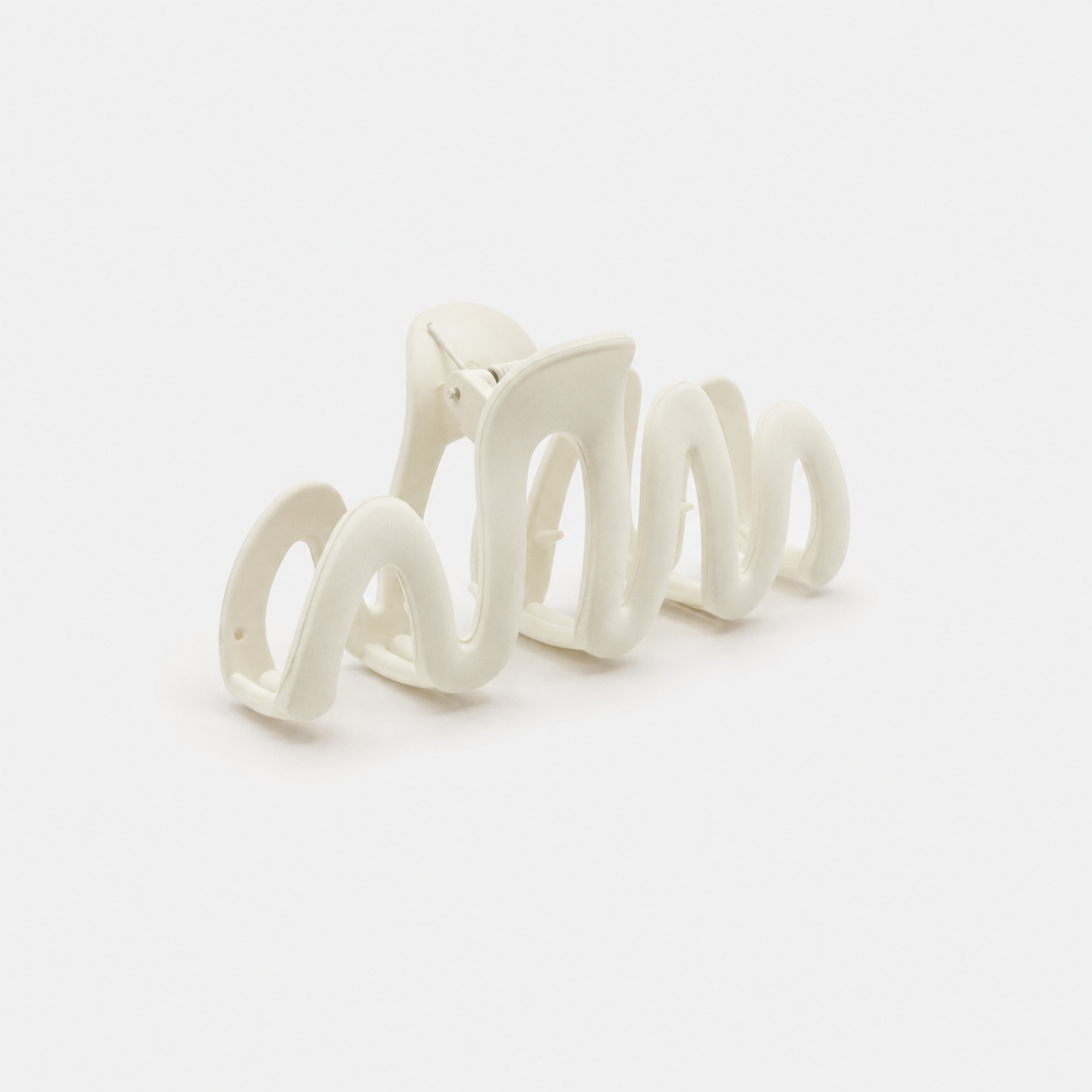 Ivory wavy plastic clip with matte finish