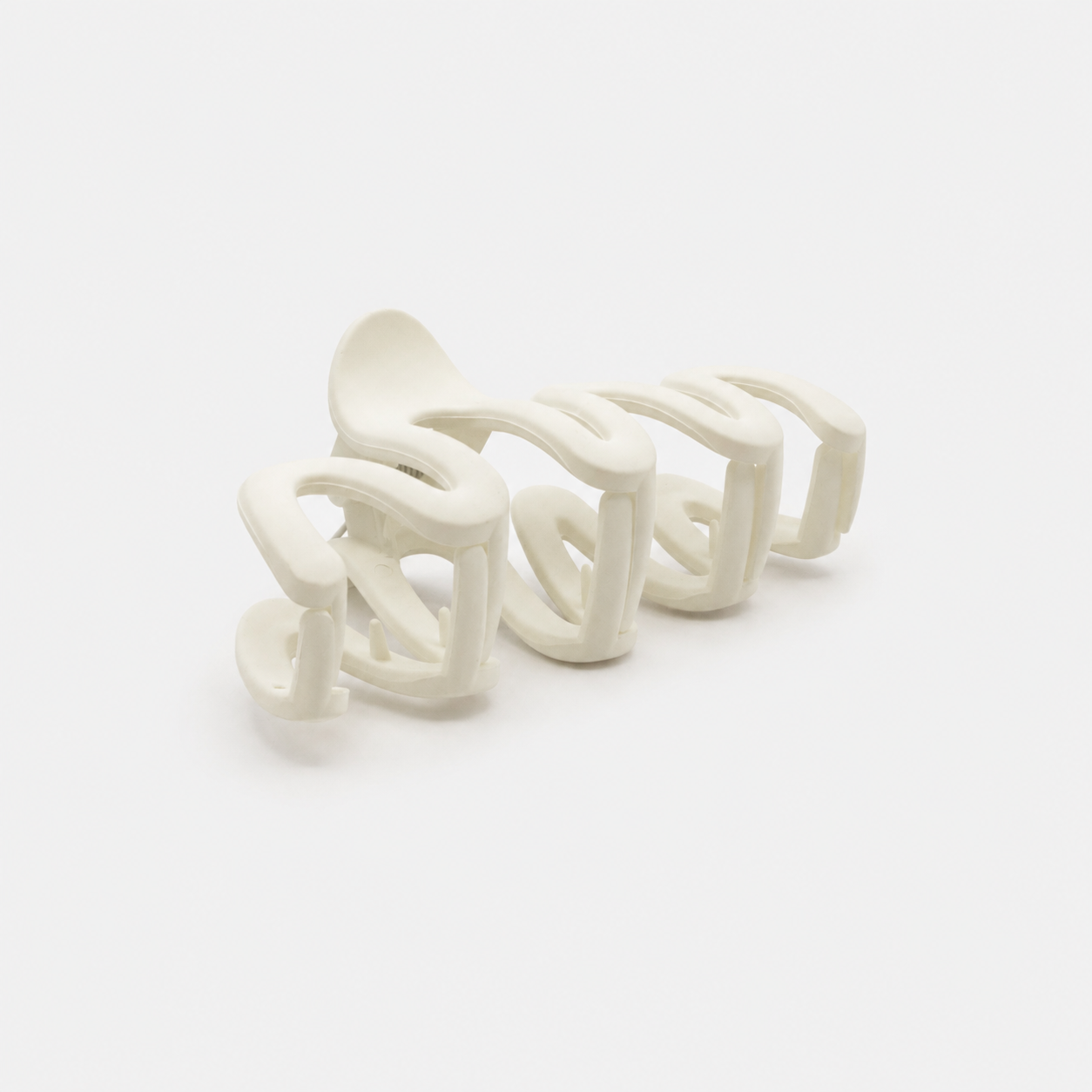 Ivory wavy plastic clip with matte finish