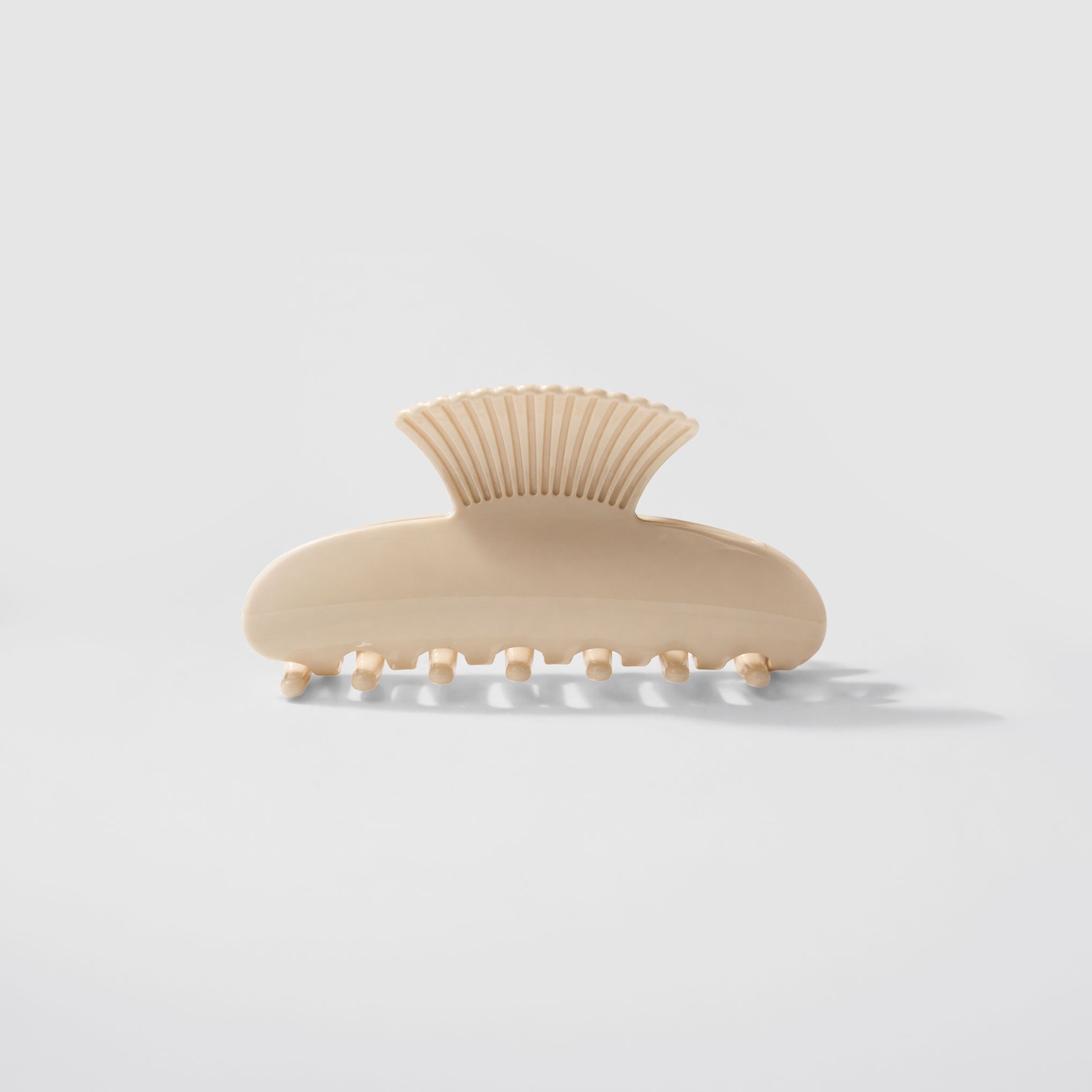 Pince à cheveux crème en forme de coquillage