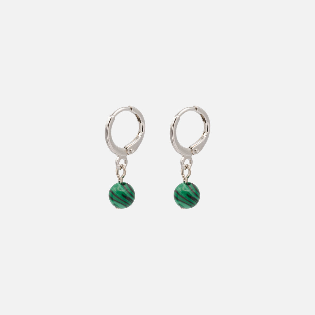 Boucles d'oreilles anneaux argentés breloque pierre verte zébrée