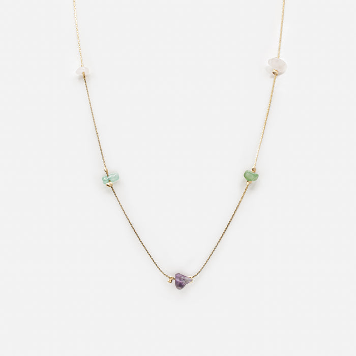 Collier doré à mailles plates et pierres colorées