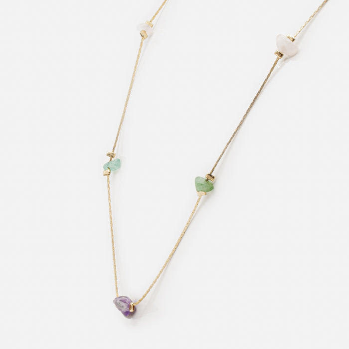 Collier doré à mailles plates et pierres colorées