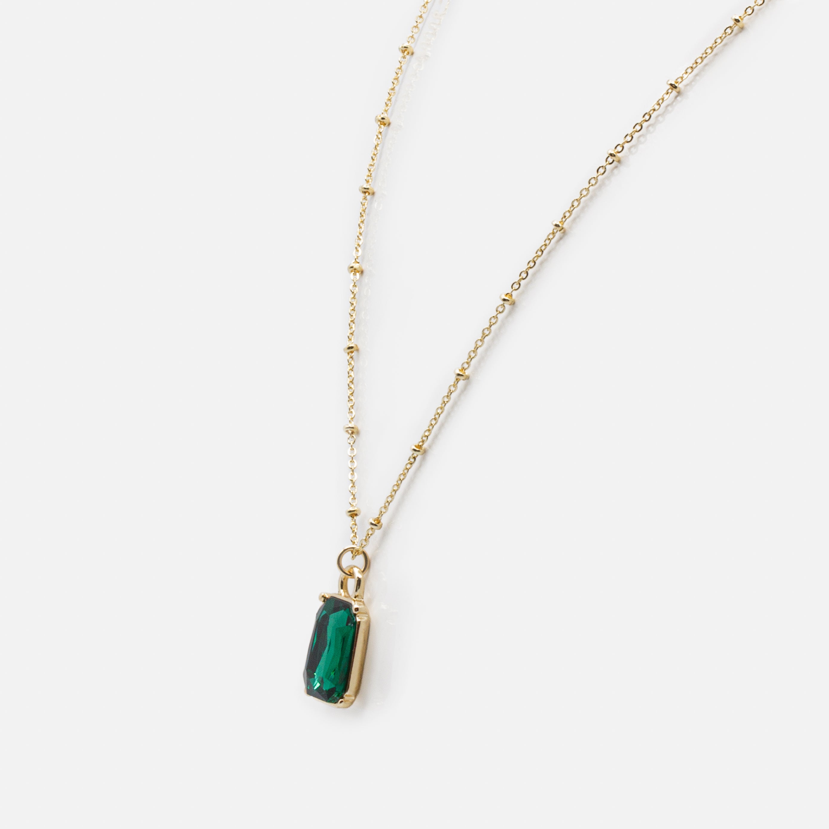 Collier doré pendentif pierre octogonale émeraude