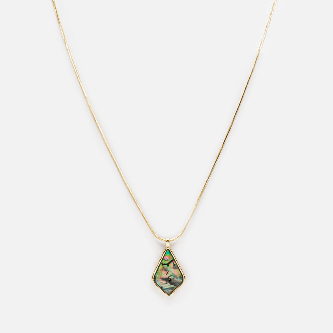 Collier doré pendentif losange imparfait avec pierre multicolore