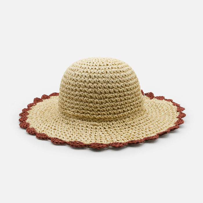 Chapeau de paille à bordure brune ondulée