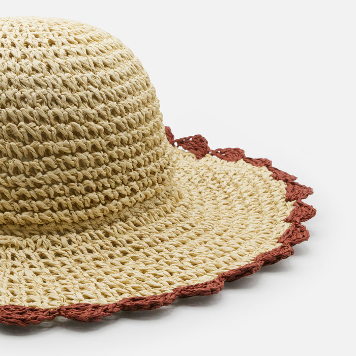 Chapeau de paille à bordure brune ondulée