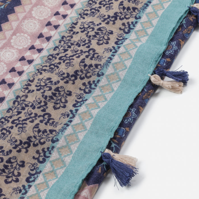 Foulard léger à motifs et couleurs variés avec pampilles