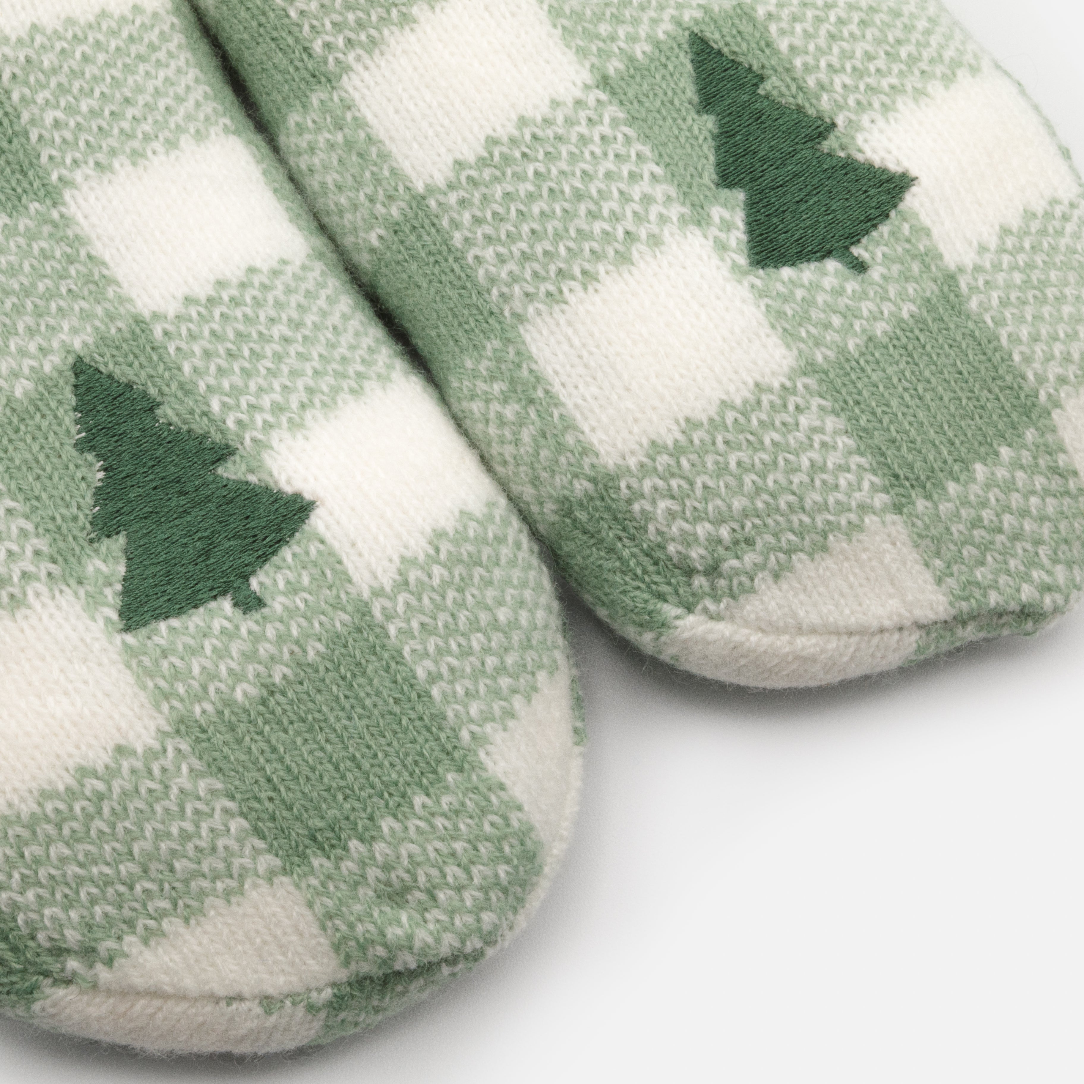 Bas pantoufles à carreaux verts et blancs avec sapin