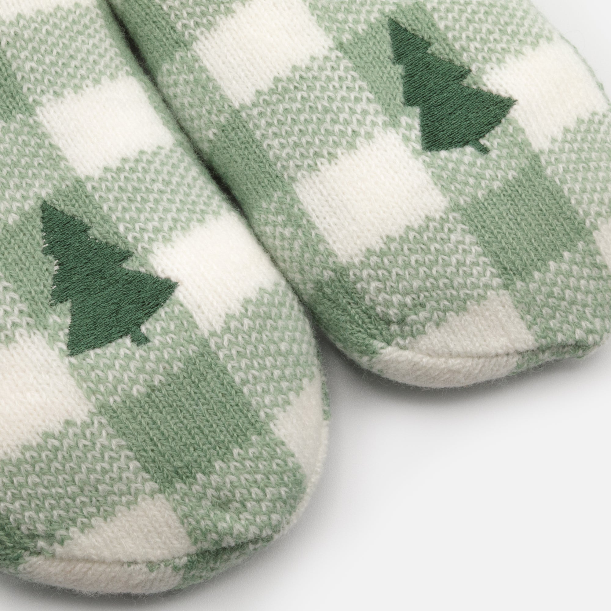 Bas pantoufles à carreaux verts et blancs avec sapin
