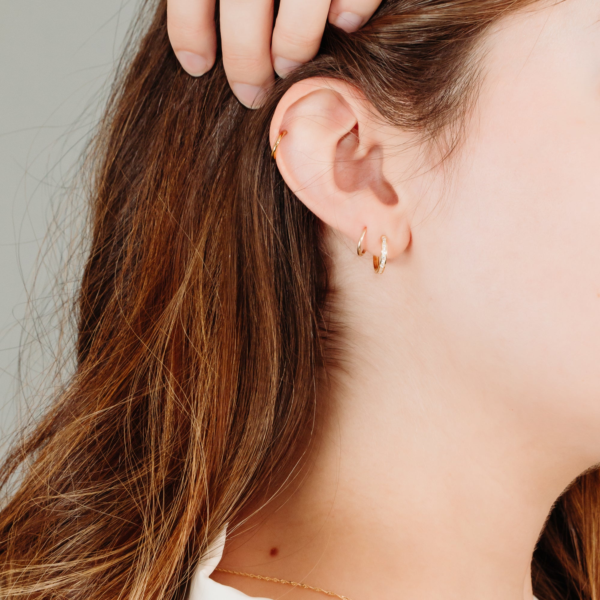 Boucles d’oreilles huggies 14 mm avec zircons cubiques en or 10 carats