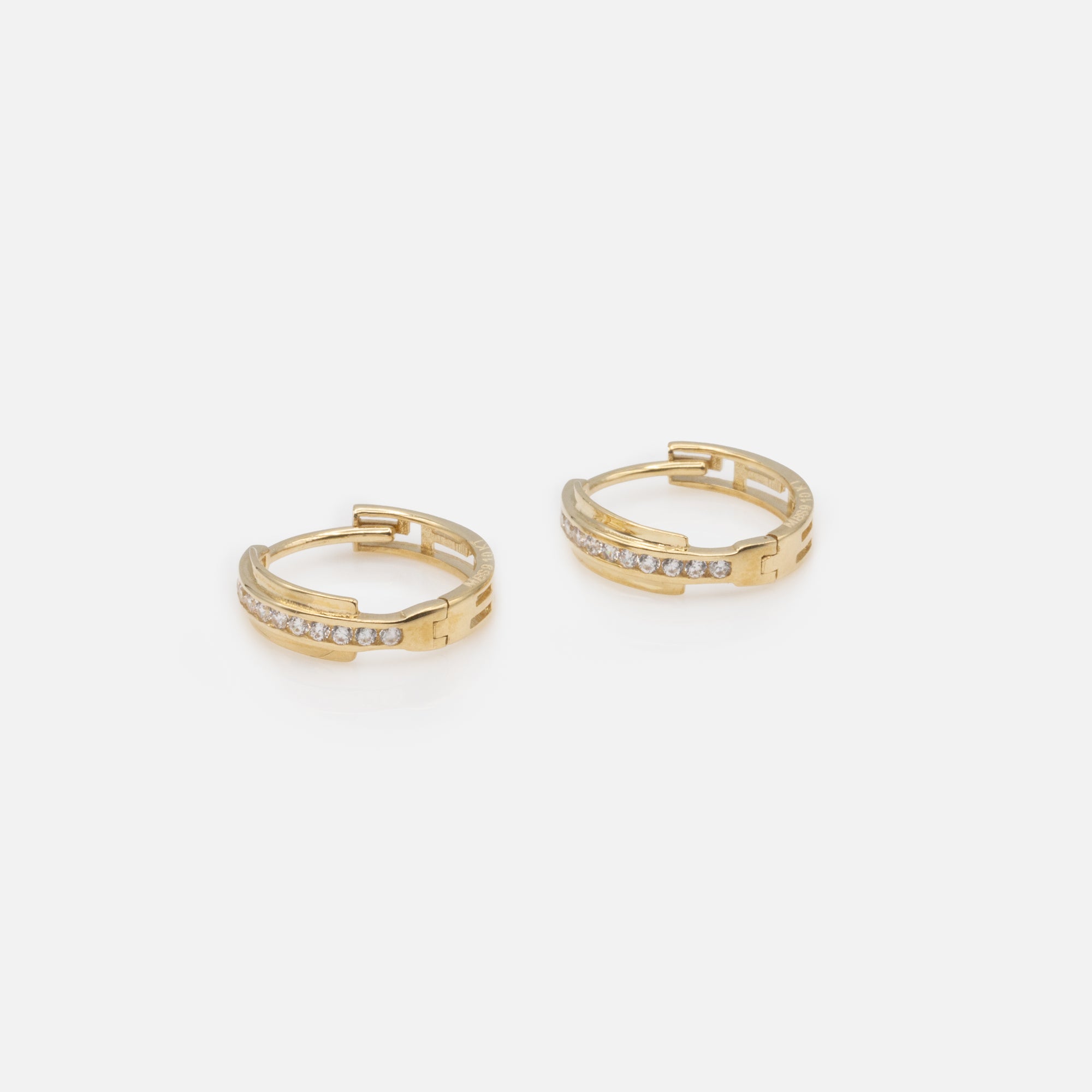 Boucles d'oreilles anneaux larges 15 mm avec motif en "L" et ligne de zircons cubiques en or 10 carats