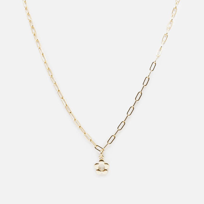 Collier doré à mailles trombone pendentif petite fleur