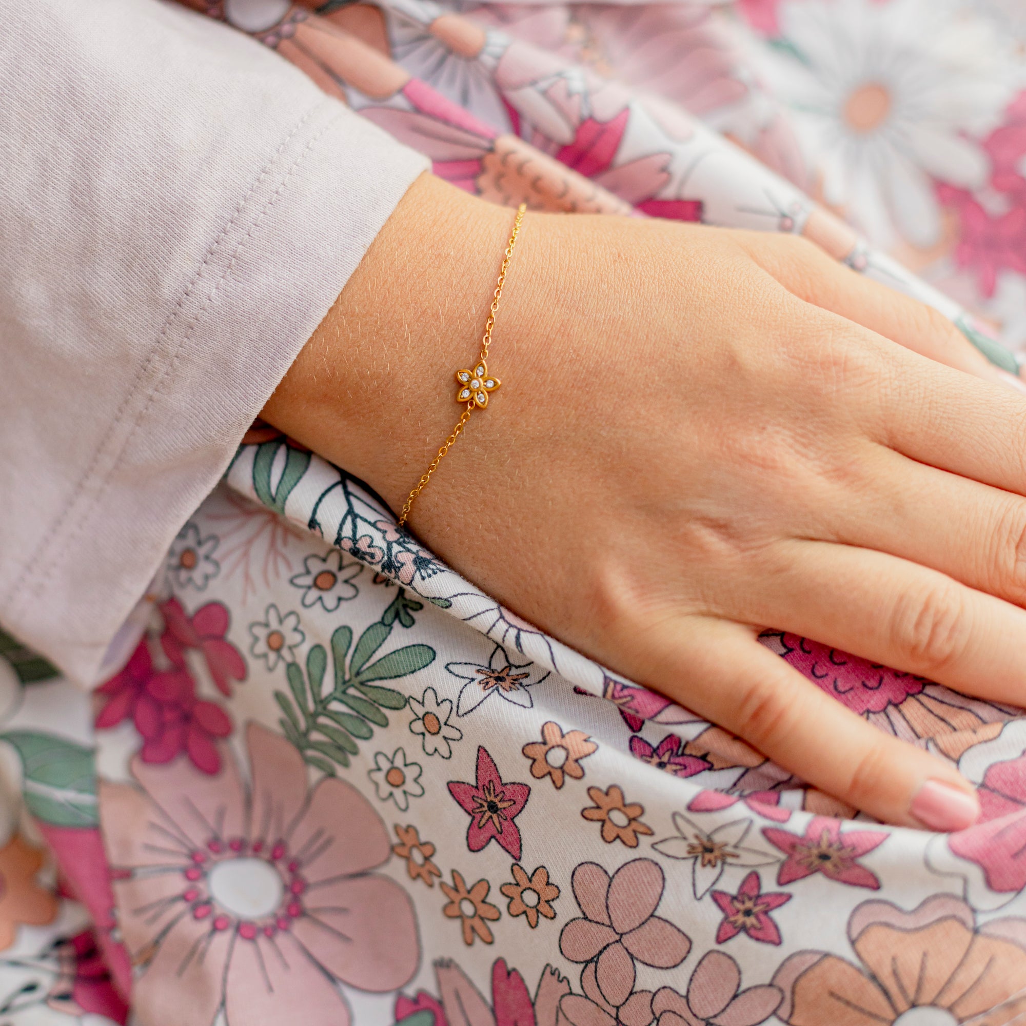 Mini gold flower bracelet with cubic zirconia in stainless steel