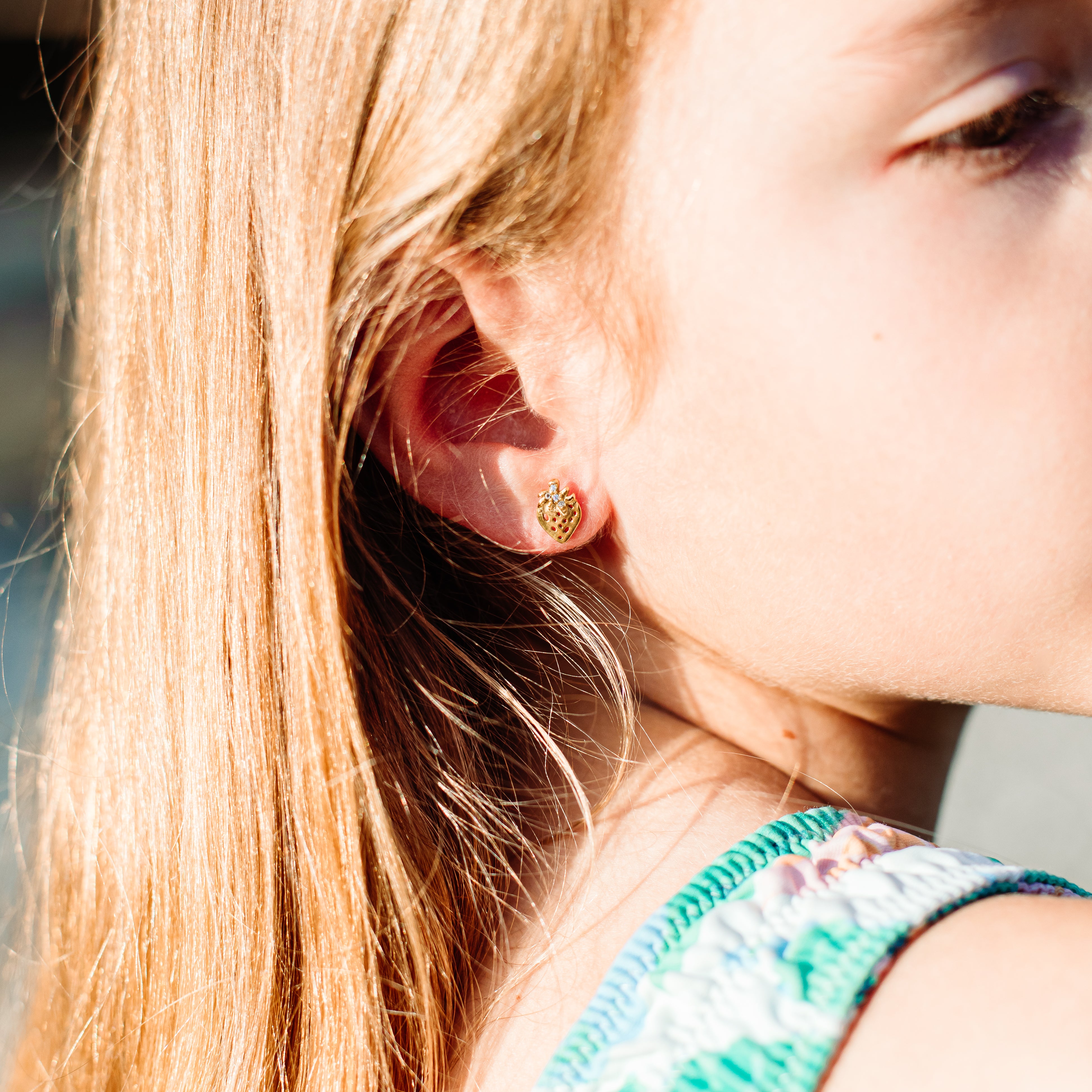 Mini boucles d'oreilles fraises dorées avec zircons cubiques en acier inoxydable
