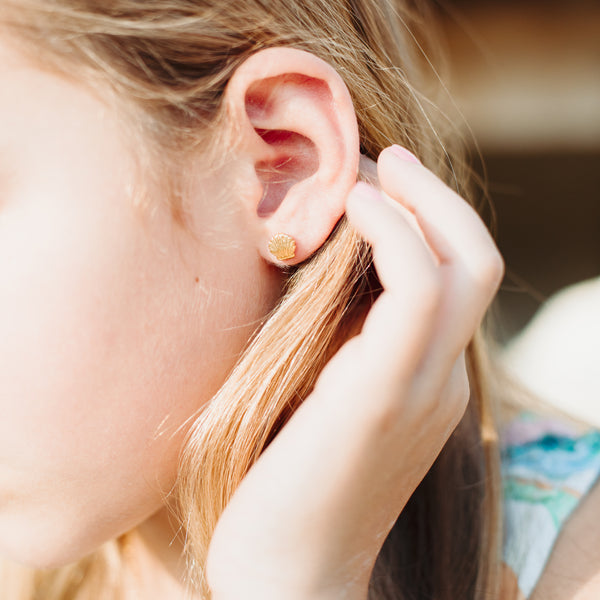 Load image into Gallery viewer, Mini gold shell earrings in stainless steel
