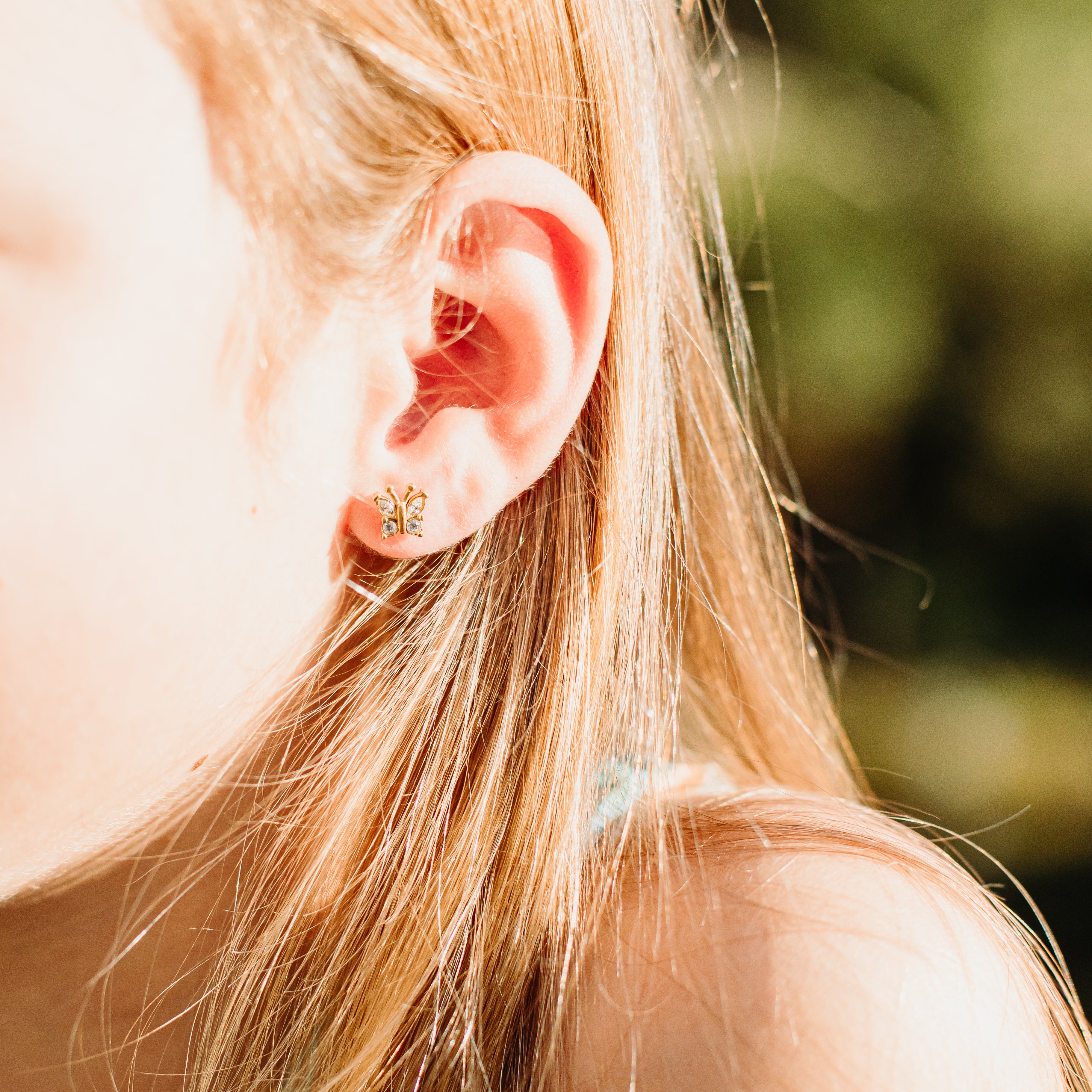 Mini boucles d'oreilles papillons dorés avec zircons cubiques en acier inoxydable