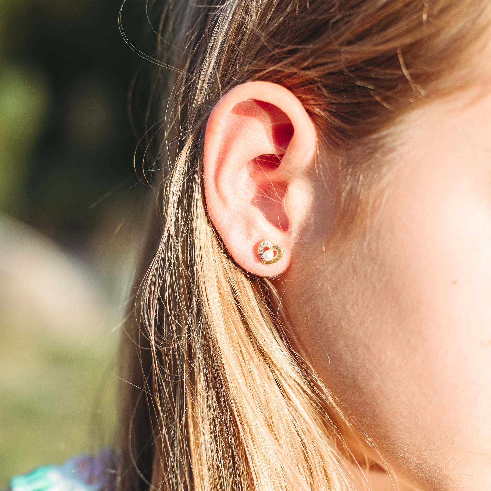 Mini boucles d'oreilles dorées coeurs avec perle et zircons cubiques en acier inoxydable